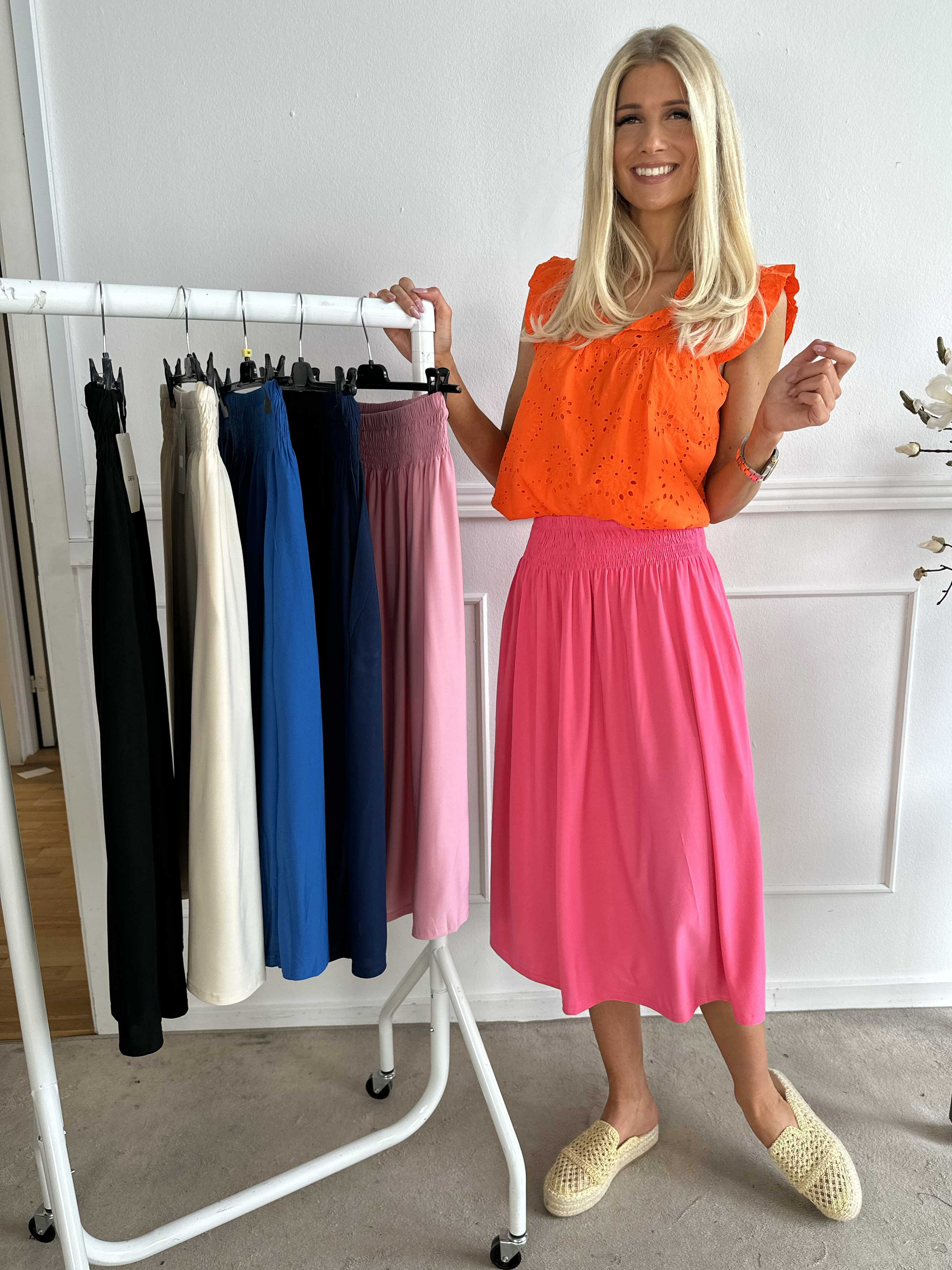 Pams Plain Midi Skirt - Nederdel i stretchy stof med lommer